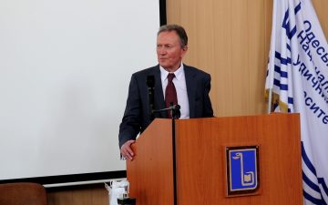 «Не намагайтеся бути хорошими лікарями, прагніть бути кращими», — Валерій Запорожан привітав 1084 випускників ОНМедУ 