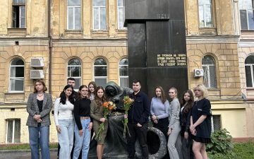 Студенти ОНМедУ поклали квіти до пам’ятника Скорботній матері