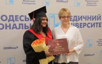ОНМедУ: випускники міжнародного факультету отримали дипломи