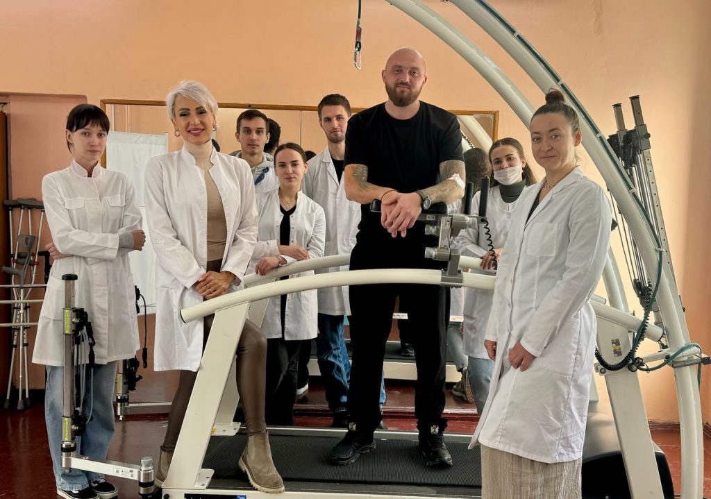 У реабілітаційних залах спорткомплексу ОНМедУ проходять реабілітацію після травм та поранень наші захисники.