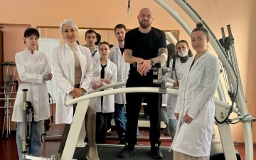 У реабілітаційних залах спорткомплексу ОНМедУ проходять реабілітацію після травм та поранень наші захисники.