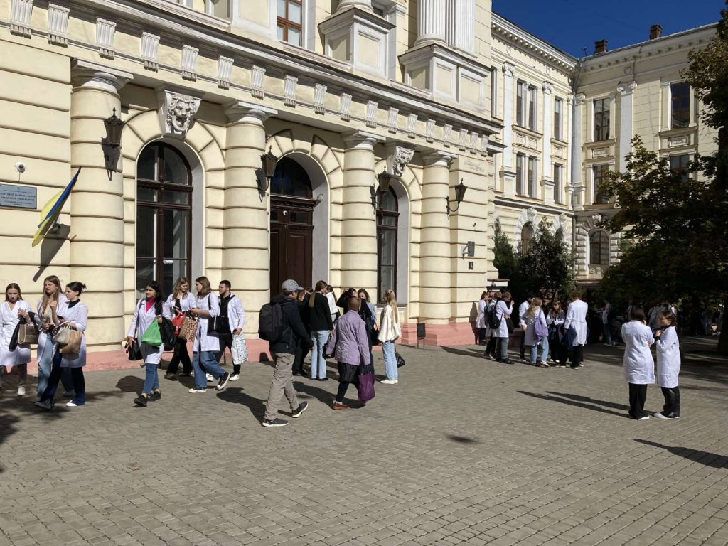 До відома випускників 2025 року і студентів старших курсів за спеціальністю 222 Медицина