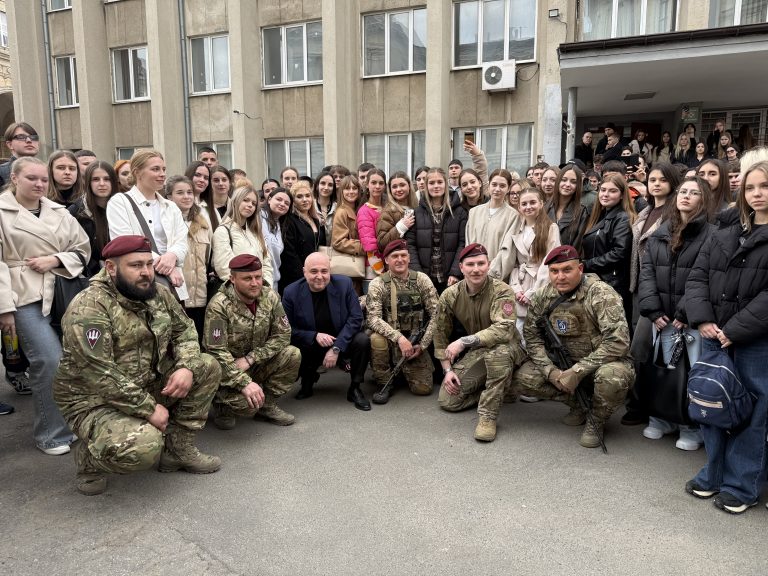 🪖 Безпека, дрони та знайомство з військовою справою: в ОНМедУ пройшла зустріч із військовими