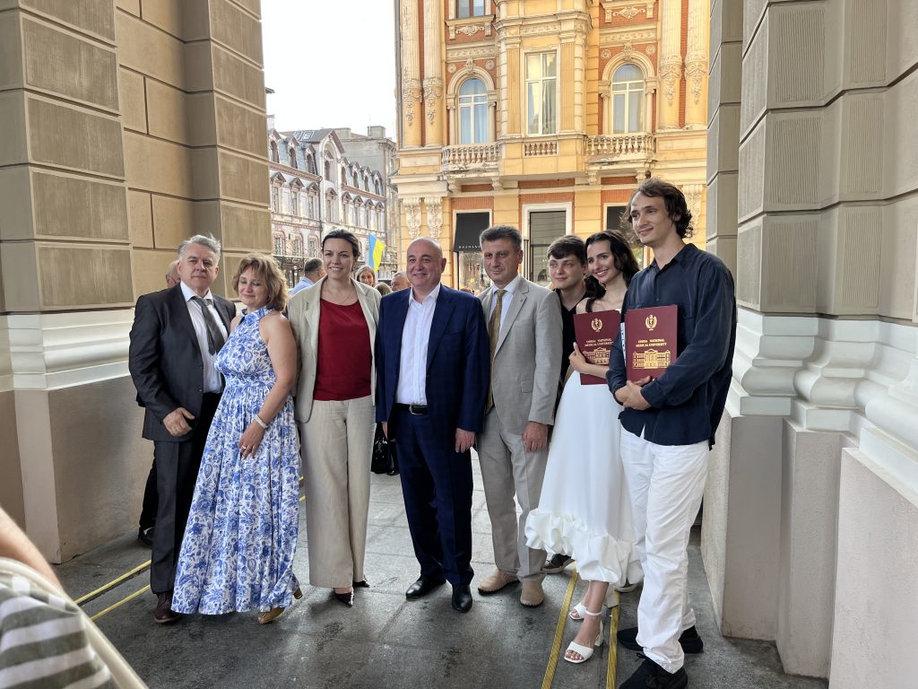 У добру путь! Випускники Одеського національного медичного університету отримали дипломи